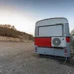 Кемпинг A One Of A Kind Bus With Gorgeous Views Надур