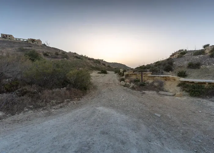 A One Of A Kind Bus With Gorgeous Views אתר קמפינג