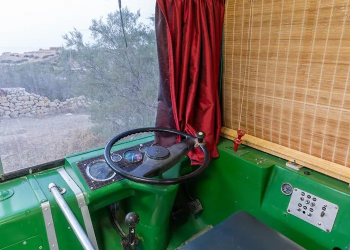 A One Of A Kind Bus With Gorgeous Views אתר קמפינג *