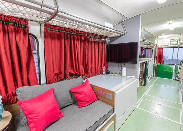 A One Of A Kind Bus With Gorgeous Views אתר קמפינג *